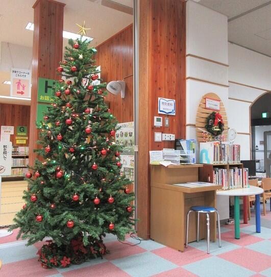 子ども図書室12月クリスマスツリーの写真